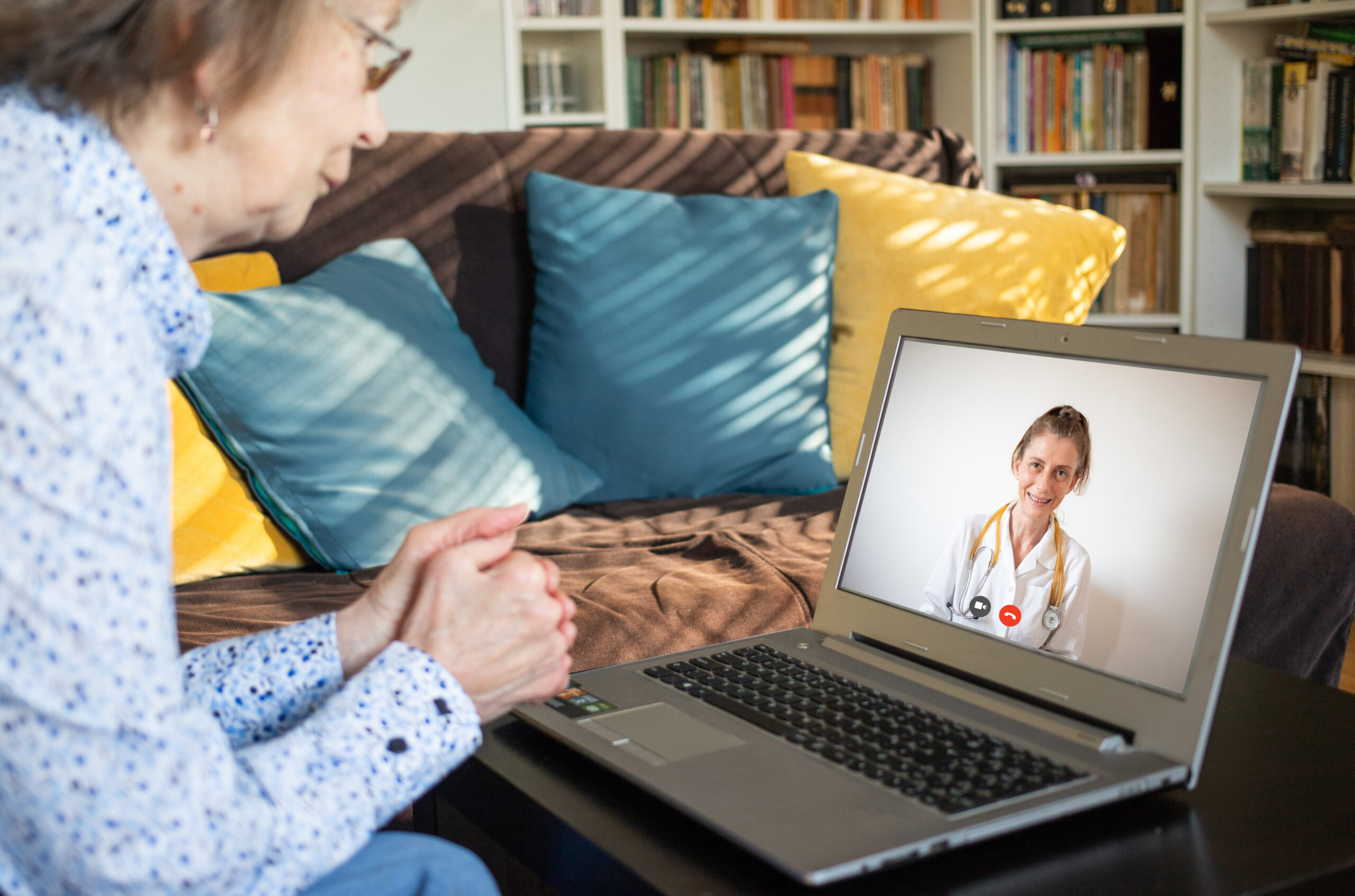 Telezahnmedizin, Arzt vor Computer, Zahnarzt vor Laptop